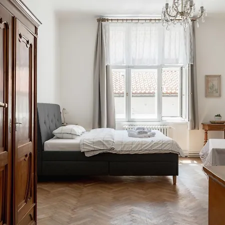 Authentically Stylish With A Mystical View Golem Appartement Praag